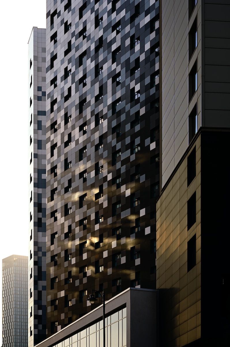 Photo by Paulina Milde-Jachowska a tall building with many windows